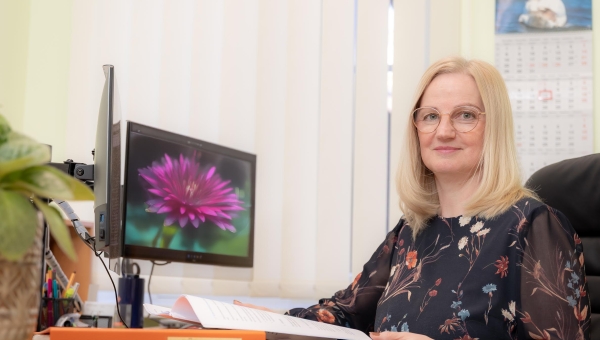 Võru linnavalitsuse perekonnaseisutoimingute spetsialist Kersti Kattai usub, et maakonnakeskusesse kolinud sünni registreerimine ei too kaasa olulist töökoormuse kasvu. Enamik lastevanemaid eelistab juba praegu elektroonset registreerimist. Foto: AIGAR NAGEL